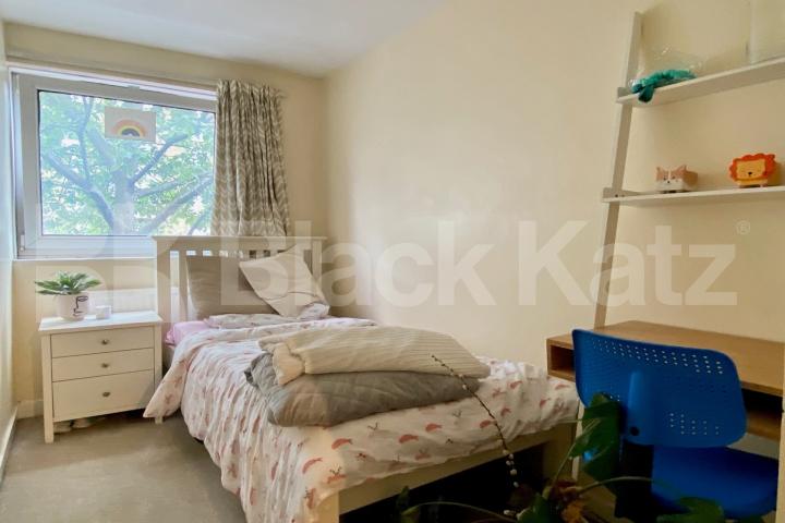 Spacious, bright and airy duplex apartment with private roof terrace Yaldham House Old Kent Road, Borough/London Bridge